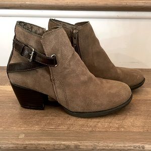 Suede brown ankle boots. 6.5